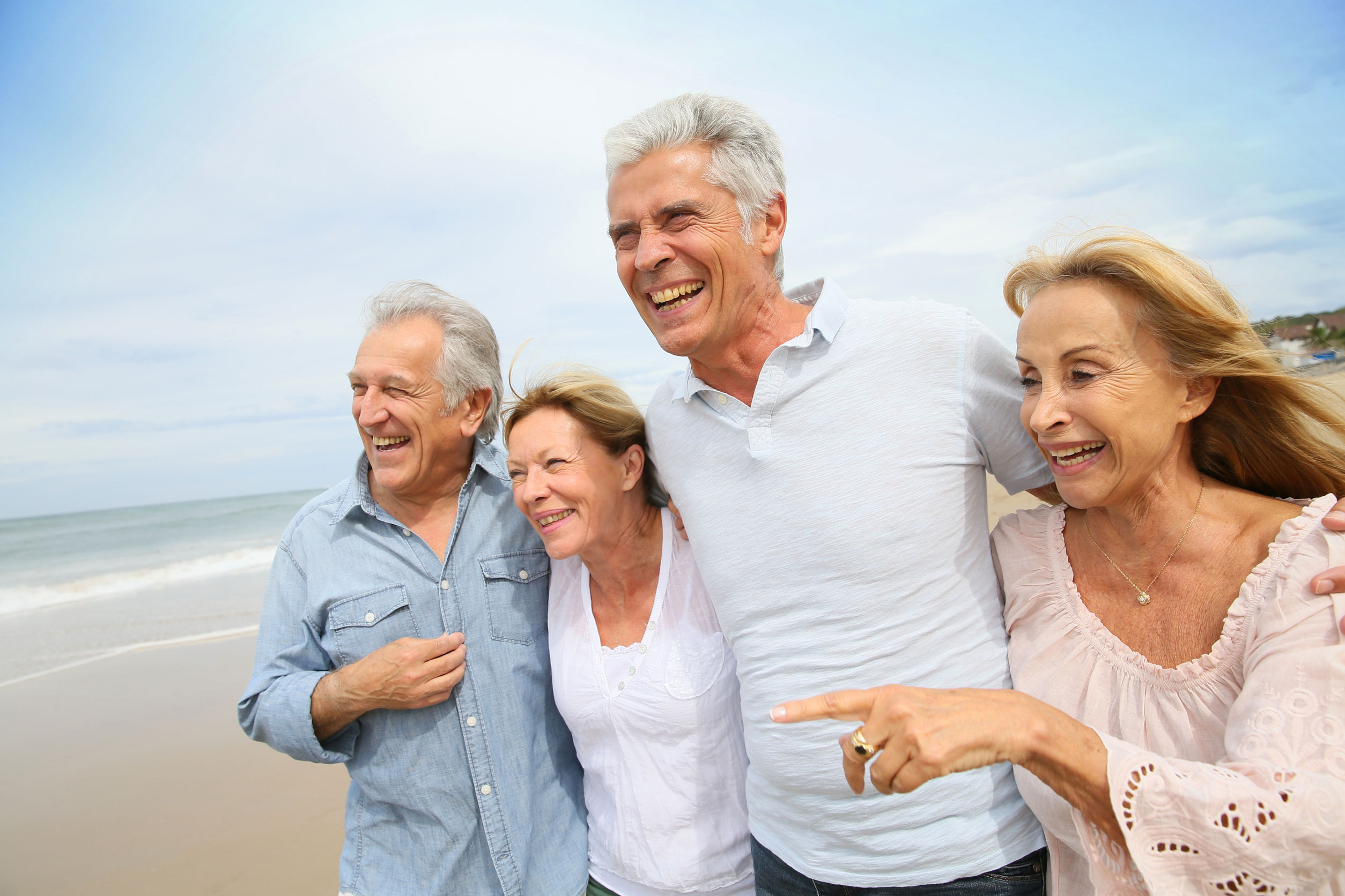 Переезд пенсионеров. Счастливые пенсионеры. Счастливая старость. Счастливые пожилые люди. Радостные пенсионеры.
